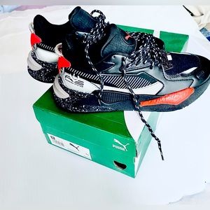 kids Puma tennis shoes